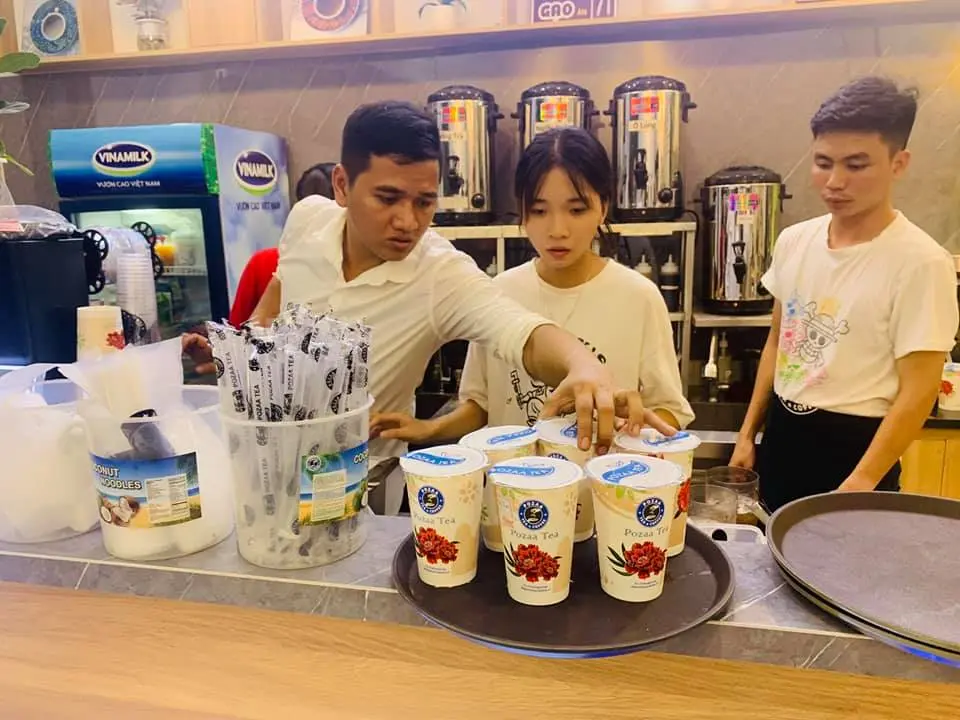 Hình ảnh nhân viên pha chế quán trà sữa Pozaa Tea.