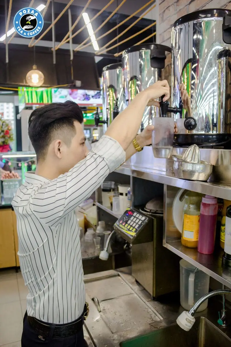 Hình ảnh nhân viên pha chế trà sữa Pozaa Tea cho khách.