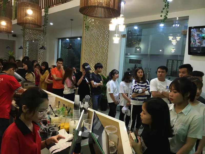 Hình ảnh khách hàng đến mua trà sữa Pozaa Tea.