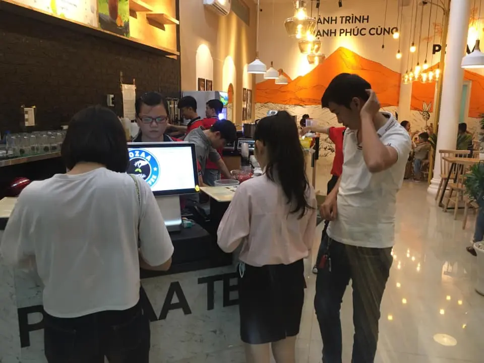 hình ảnh khách hàng order trà sữa Pozaa Tea.