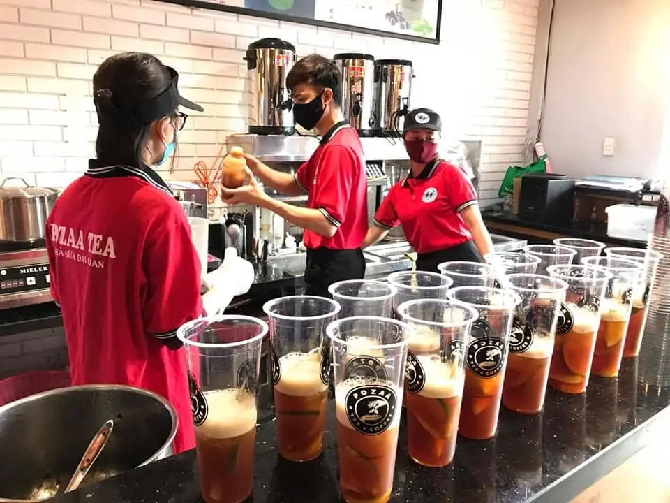 Hình ảnh nhân viên đang pha chế trà sữa POZAA TEA cho khách hàng