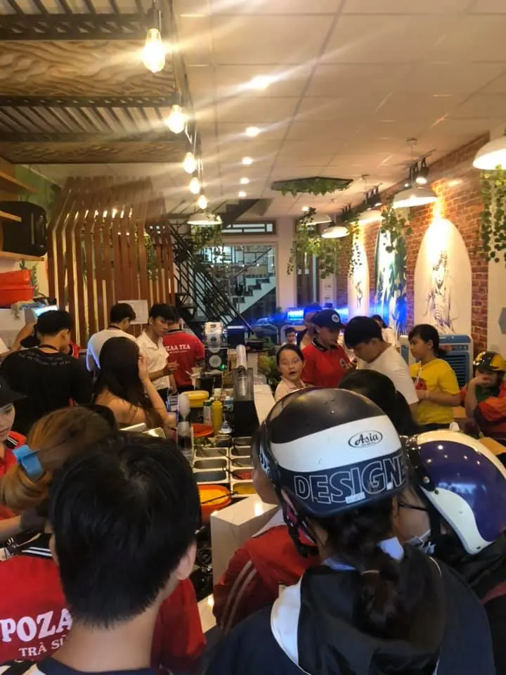 Hình ảnh khách hàng đang thưởnAg thức trà sữa
