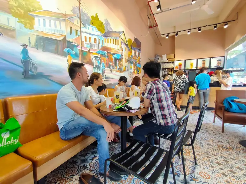 Hình ảnh khách đang thưởng thức trà sữa POZAA TEA