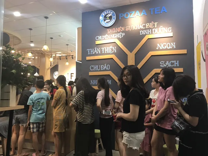 Hình ảnh khách đang mua trà sữa POZAA TEA