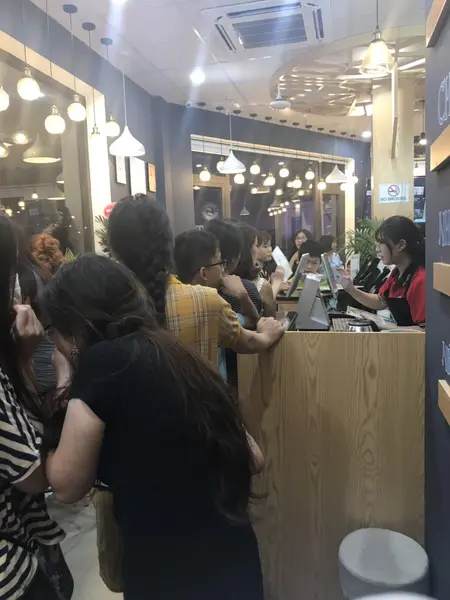 Hình ảnh khách đang thưởng thức trà sữa