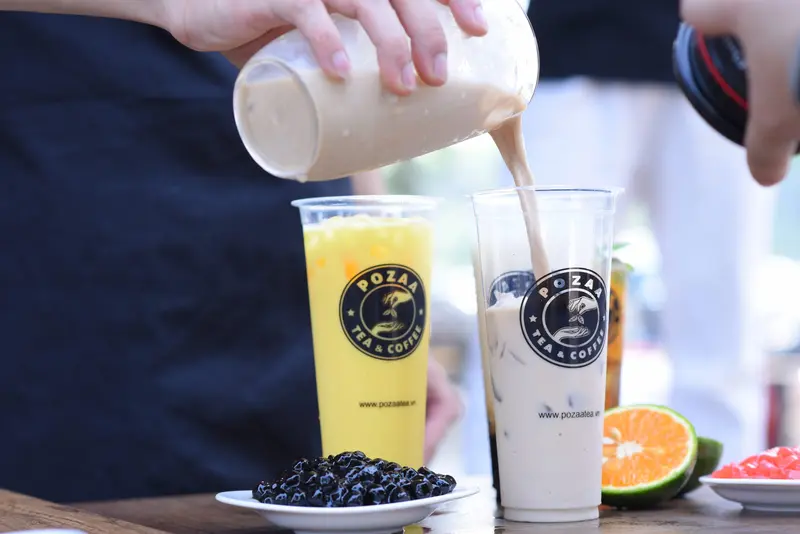 Hình ảnh nhân viên đang pha chế trà sữa Pozaa Tea.