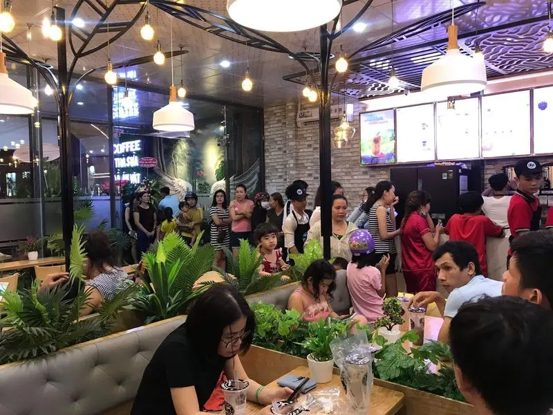 Hình ảnh khách hàng đến thưởng thức trà sữa Pozaa Tea.