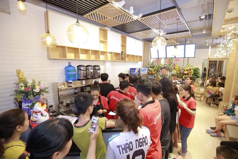 Hình ảnh khách hàng đang order trà sữa Pozaa Tea.