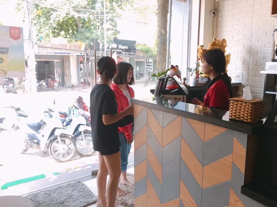 Hình ảnh khách hàng đến mua trà sữa pozaa Tea.