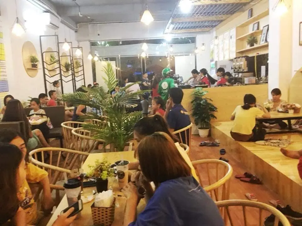 Khách hàng đang thưởng thức trà sữa