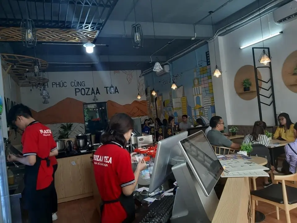Nhân viên đang làm trà sữa cho khách