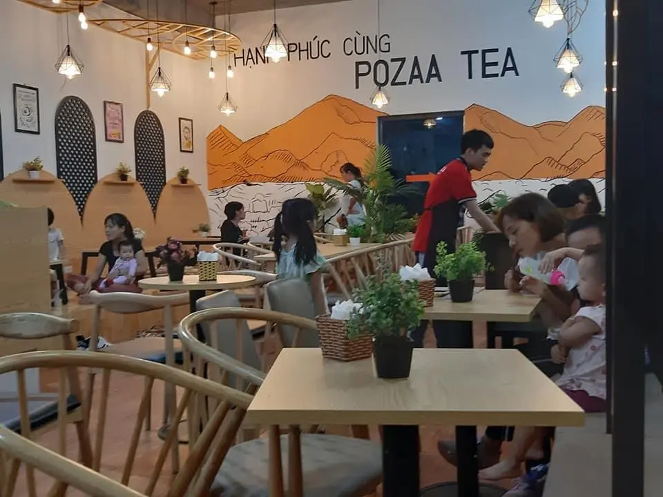 Hình ảnh nhân viên đang order trà sữa cho khách