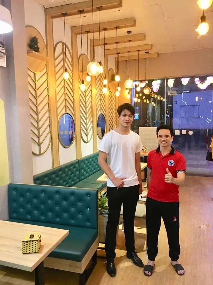 Hình ảnh khách hàng và nhân viên quán trà sữa Pozaa Tea.