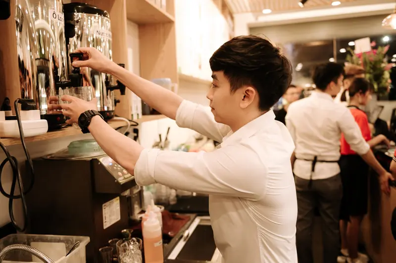 Hình ảnh nhân viên đang pha chế trà sữa Pozaa Tea.
