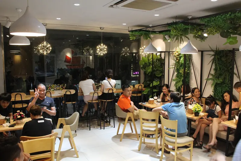 Hình ảnh khách đang thưởng thức trà sữa
