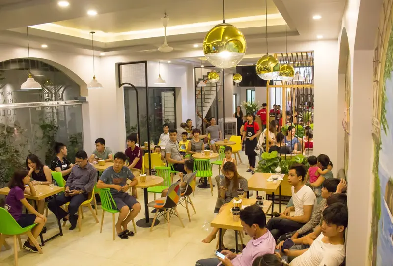 hình ảnh khách hàng đến uống trà sữa pozaa Tea.