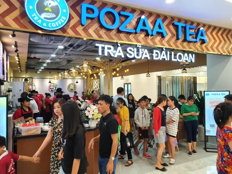 Hình ảnh khách hàng đến mua trà sữa Pozaa Tea.