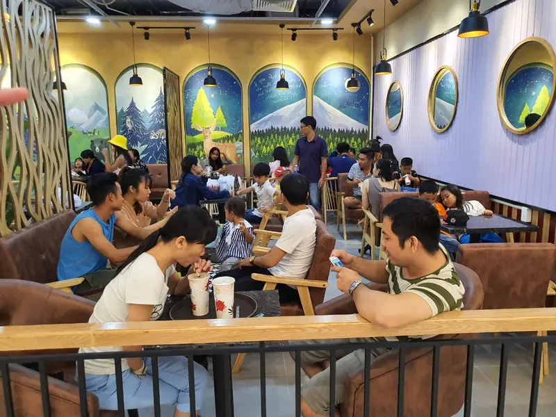 Hình ảnh khách hàng đến trải nghiệm trà sữa Pozaa Tea.