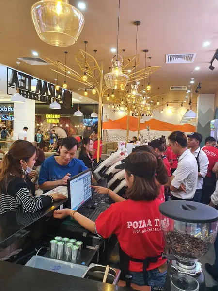 Hình ảnh nhân viên đang pha chế trà sữa POZAA TEA cho khách