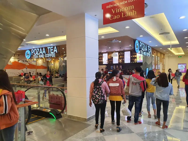 Hình ảnh khách đang đi thưởng thức trà sữa POZAA TEA