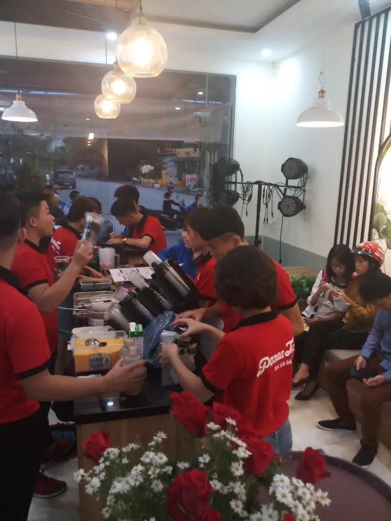 Hình ảnh nhân viên quán trà sữa Pozaa Tea đang order cho khách.