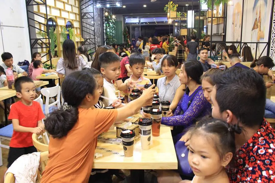 Hình ảnh khách đang thương thức trà sữa