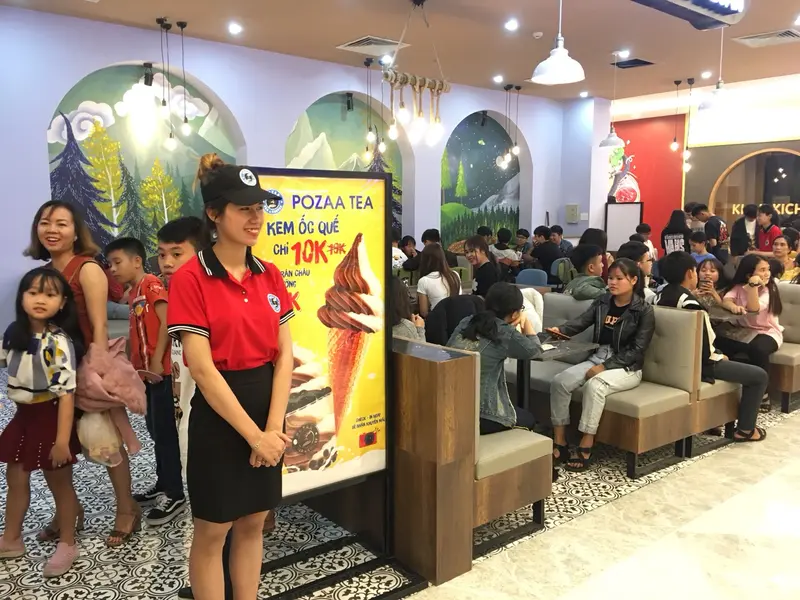 Hình ảnh nhân viên phục vụ quán trà sữa Pozaa Tea.