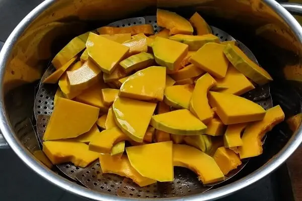 Hấp chín bí đỏ