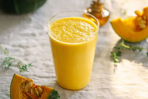 Xay sữa bí đỏ bằng máy xay sinh tố